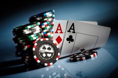 Ikon pembayaran digital DANA, OVO, GoPay di layar perangkat